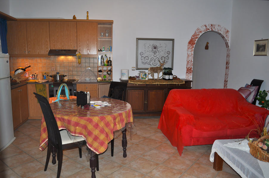 2 bedroom apartment 1st floor - kitchen with dining table