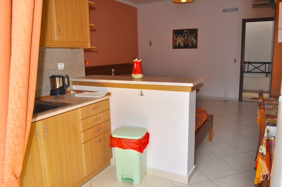 STUDIO: Fully equipped kitchen